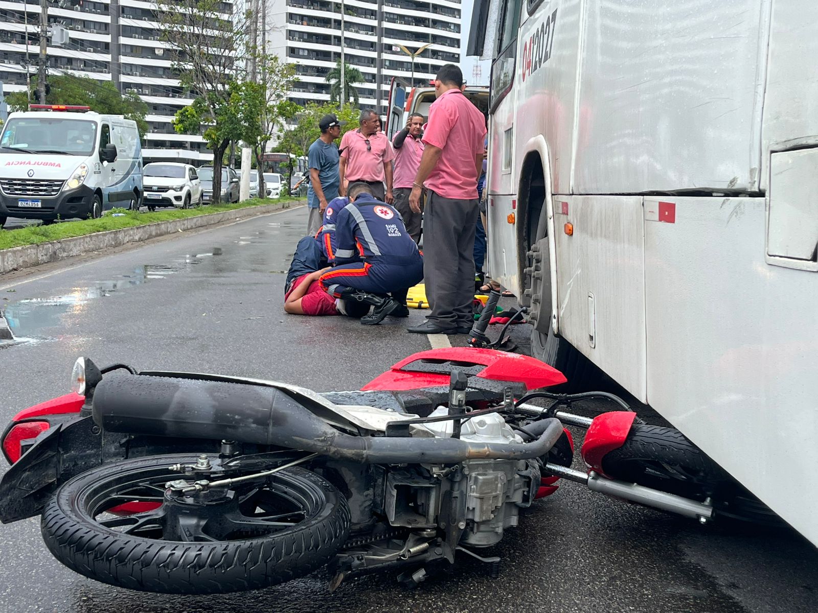 Motociclista quase é esmagado por ônibus em acidente na avenida André Araújo