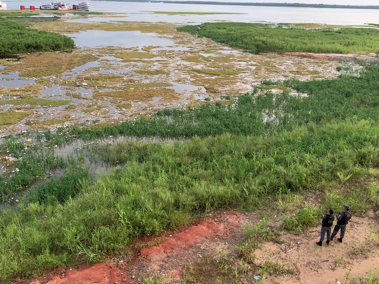 Corpo sem cabeça e braços é consumido por urubus em orla de Manaus