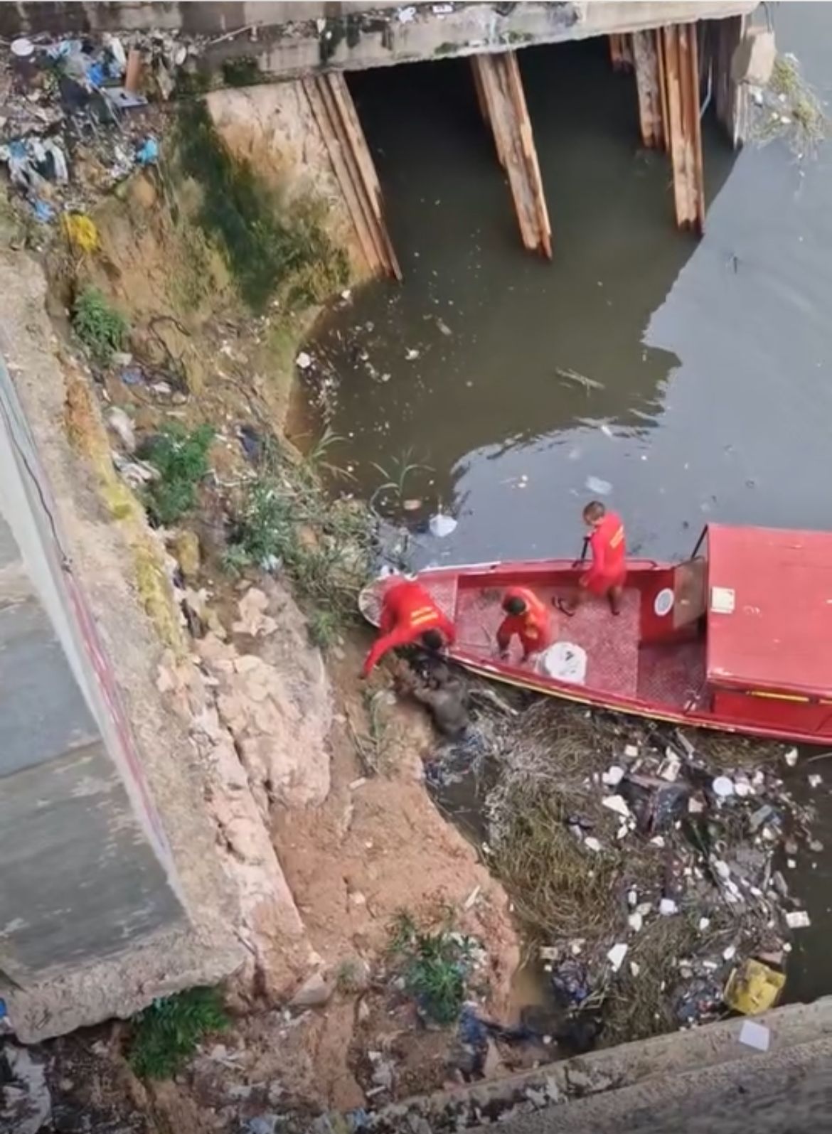 Homem tem pé quebrado ao despencar de ponte em Manaus