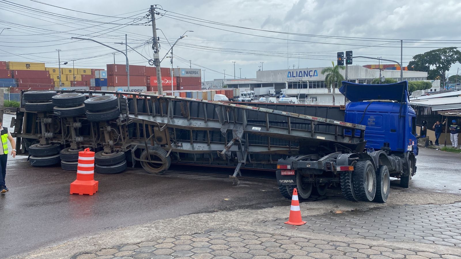 Carga de carreta tomba após veículo deslizar em pista molhada em Manaus