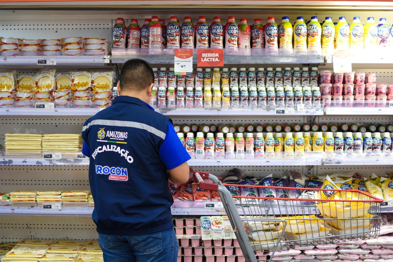 Procon-AM apreende mais de 20 produtos impróprios para consumo em supermercado