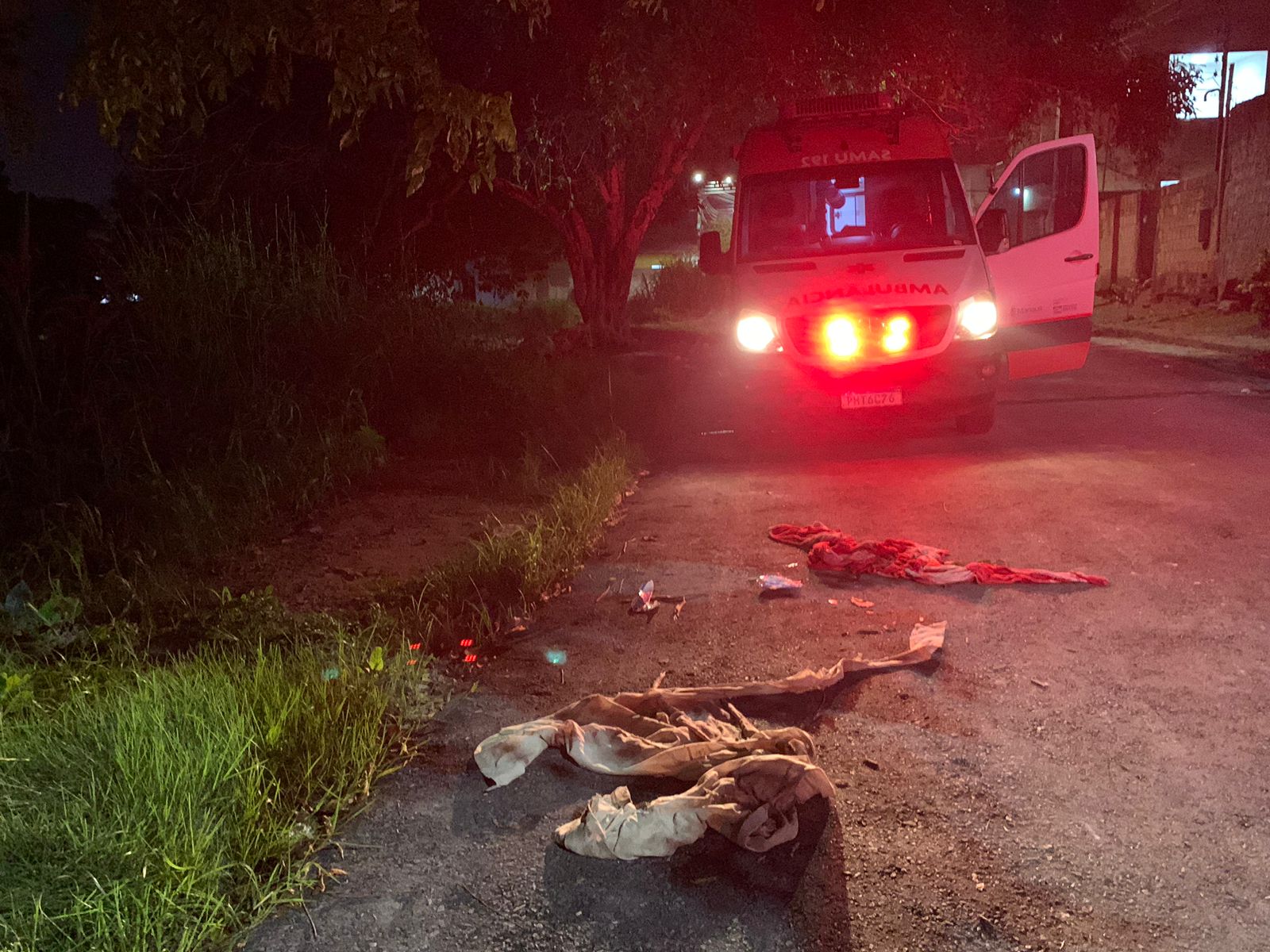 Homem é brutalmente espancado por grupo em Manaus