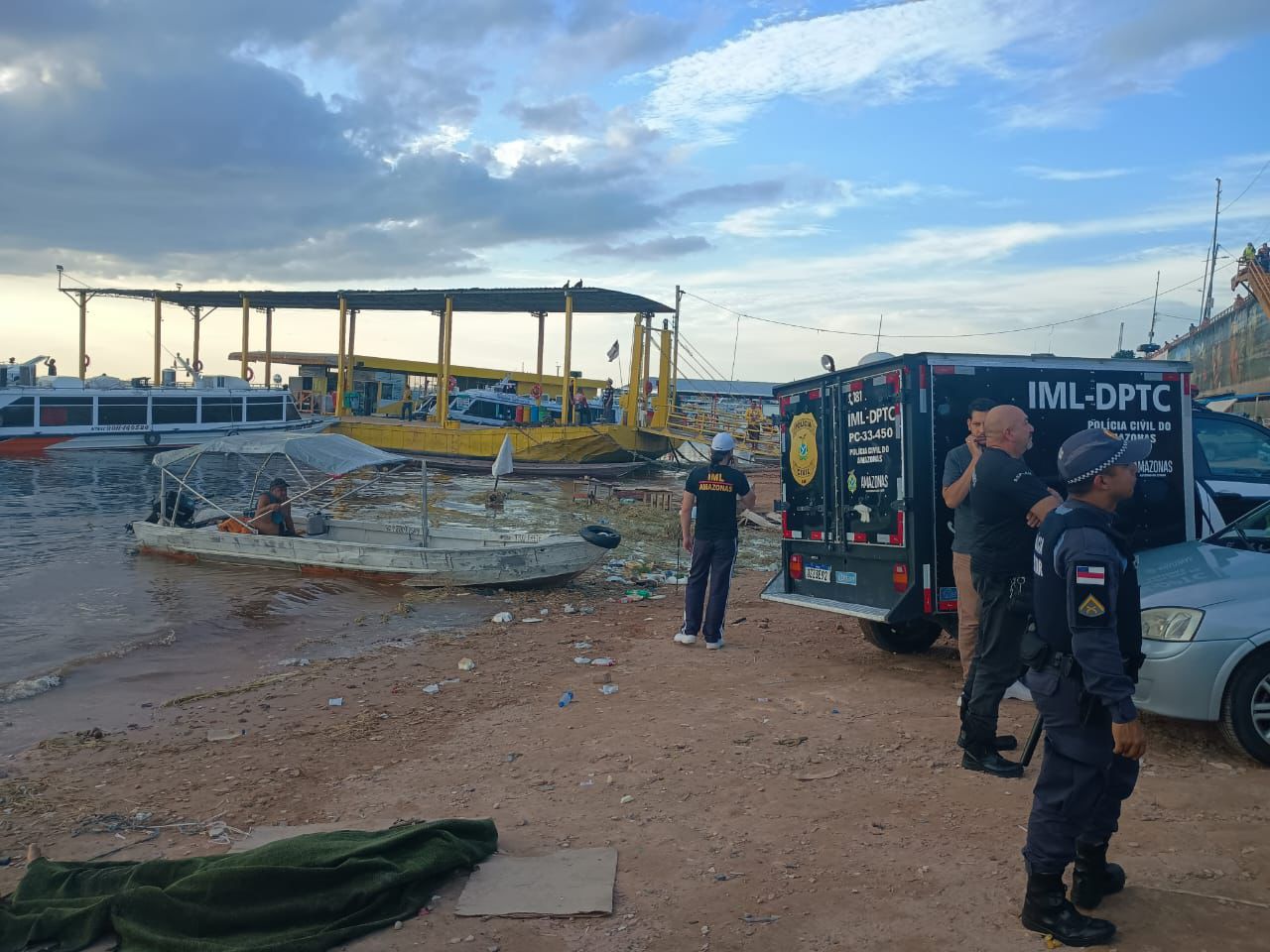 Corpo de homem boia em rio no Centro de Manaus