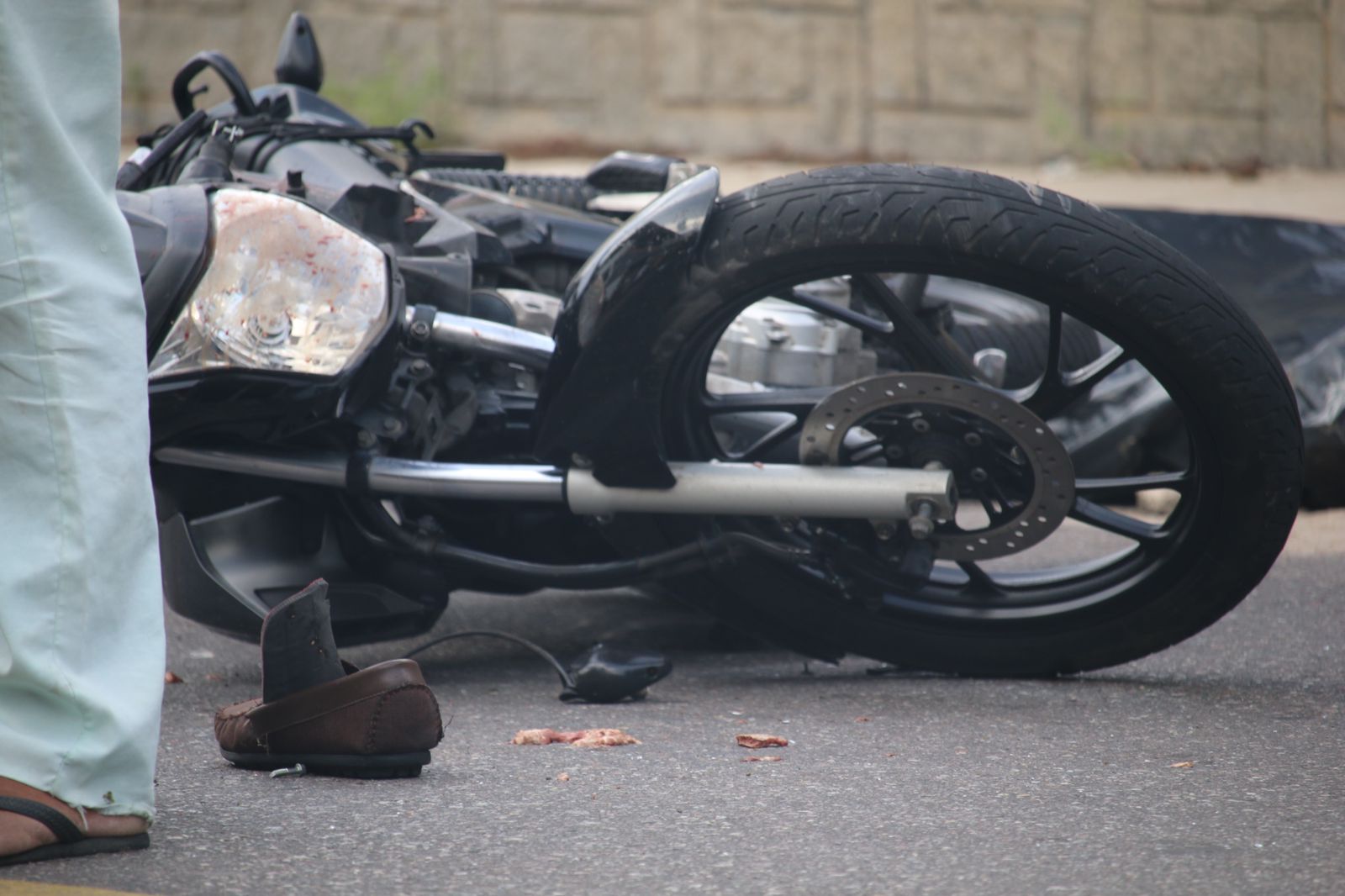 Massa encefálica fica espalhada durante acidente entre caminhão e moto em Manaus