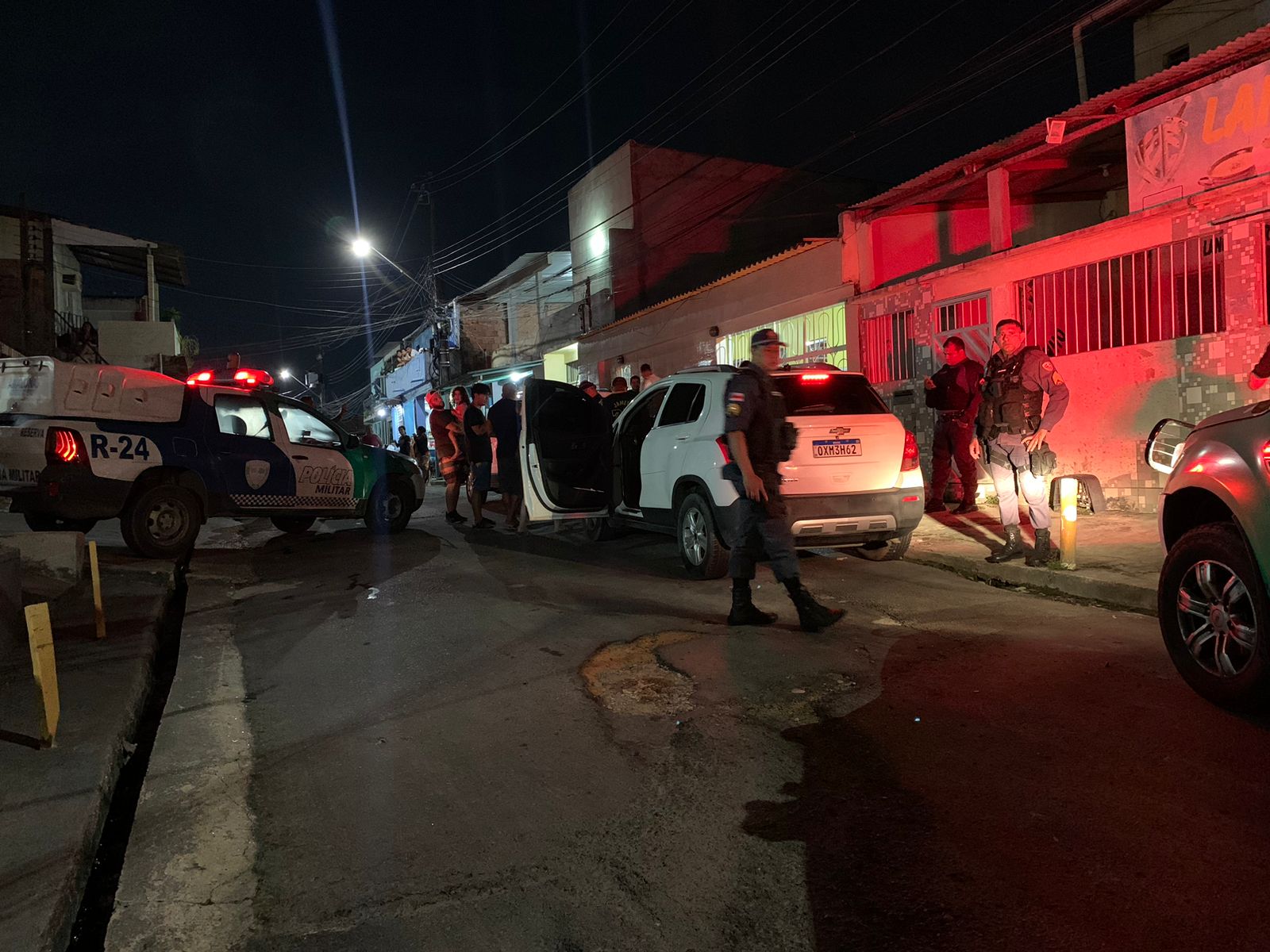 Homem é assassinado a tiros dentro de carro após visitar família no Petrópolis