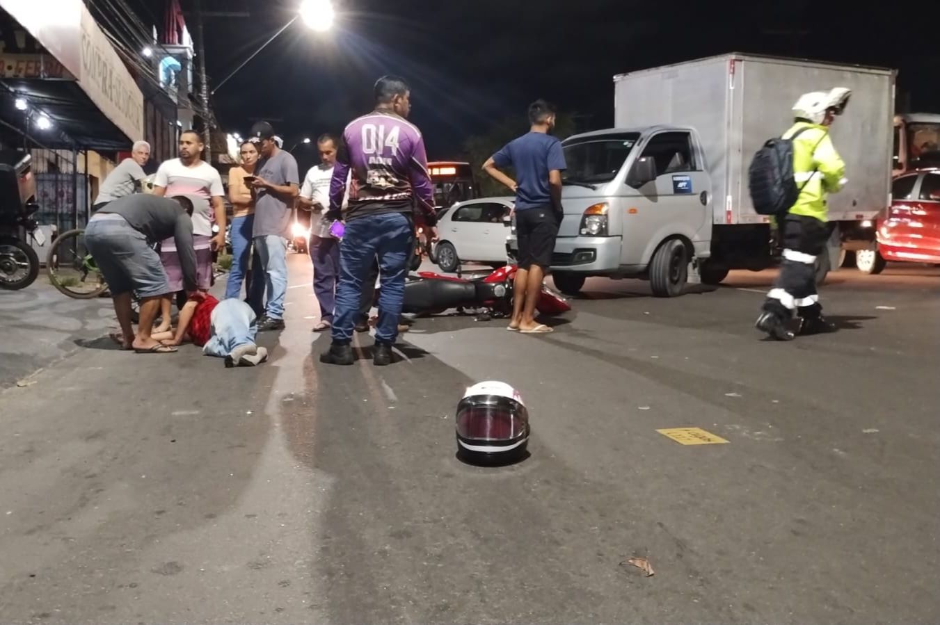 Motociclista de App é arremessado durante acidente com caminhão em Manaus