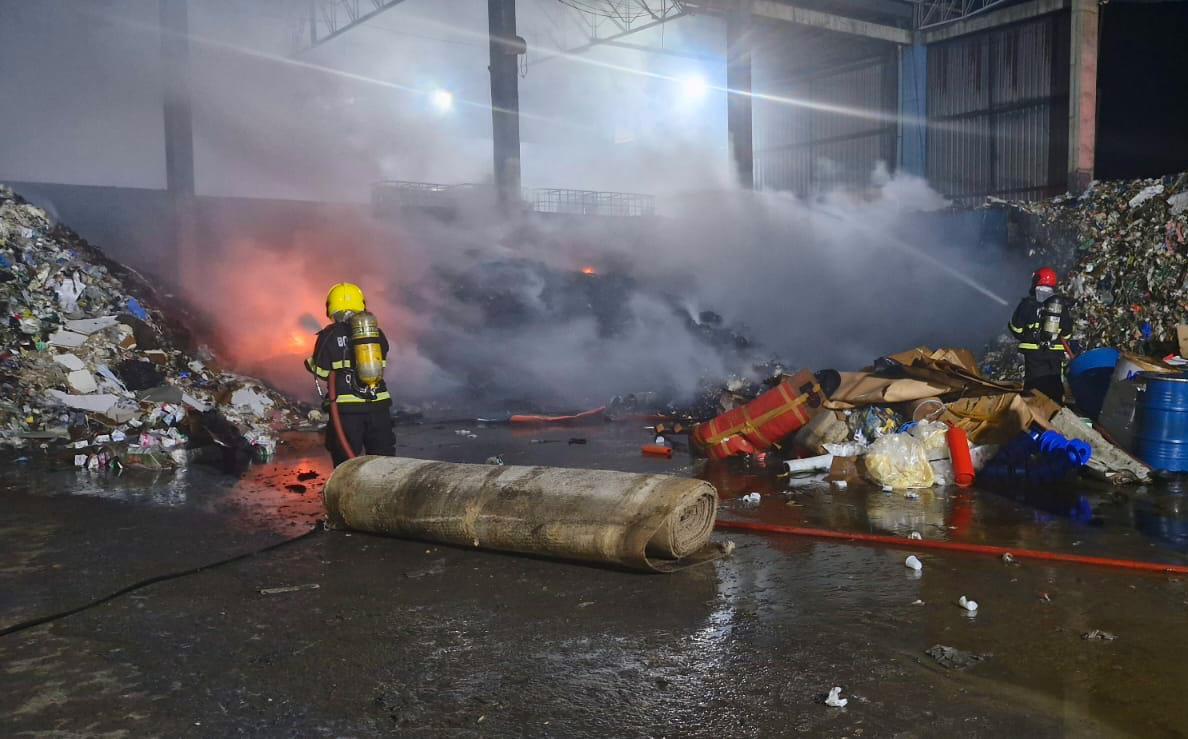 Incêndio destrói parte de fábrica de reciclagem no Distrito Industrial