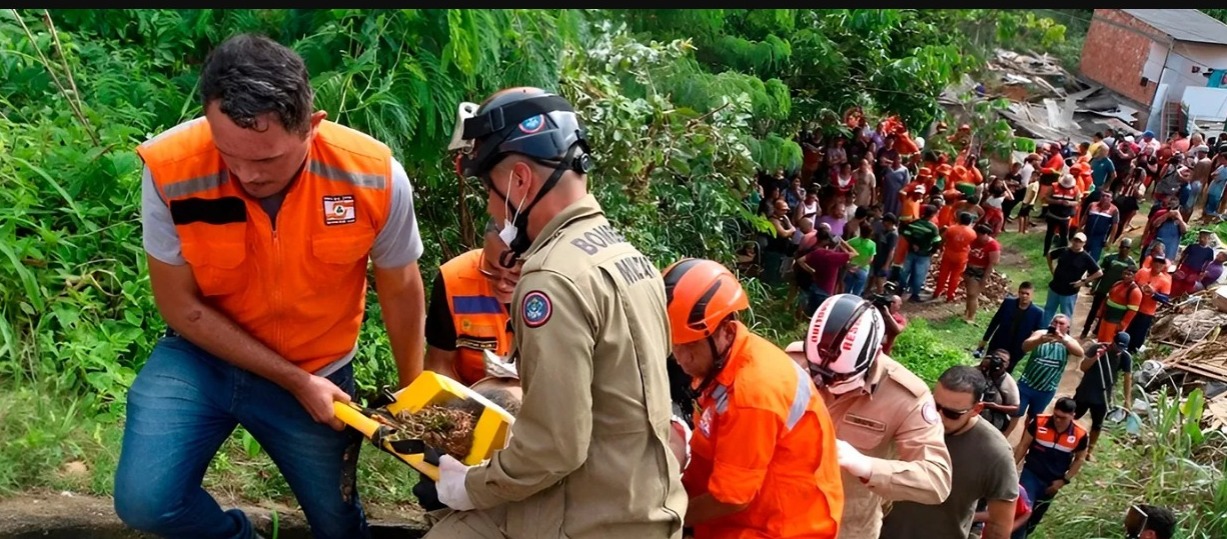 Vítima de desabamento em Manaus continua em estado grave