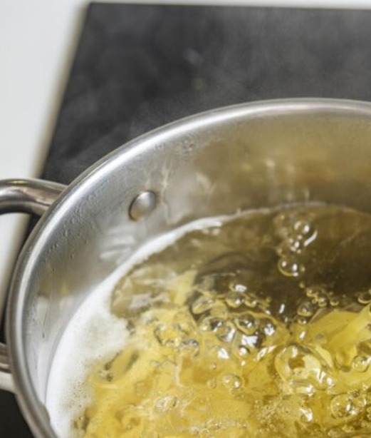 Mulher tenta matar sobrinho com óleo quente em briga por carregador de celular