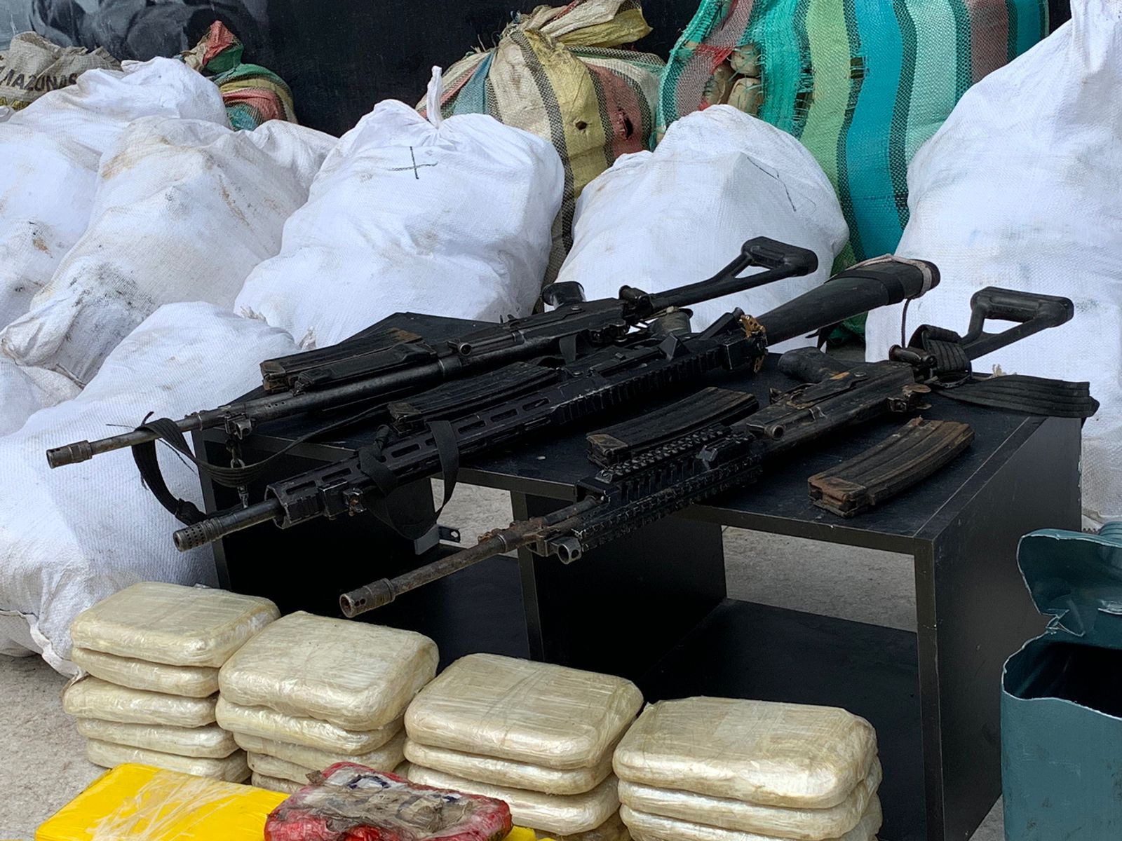 Narcotraficantes abrem fogo contra polícia no AM; tonelada de drogas foi apreendida