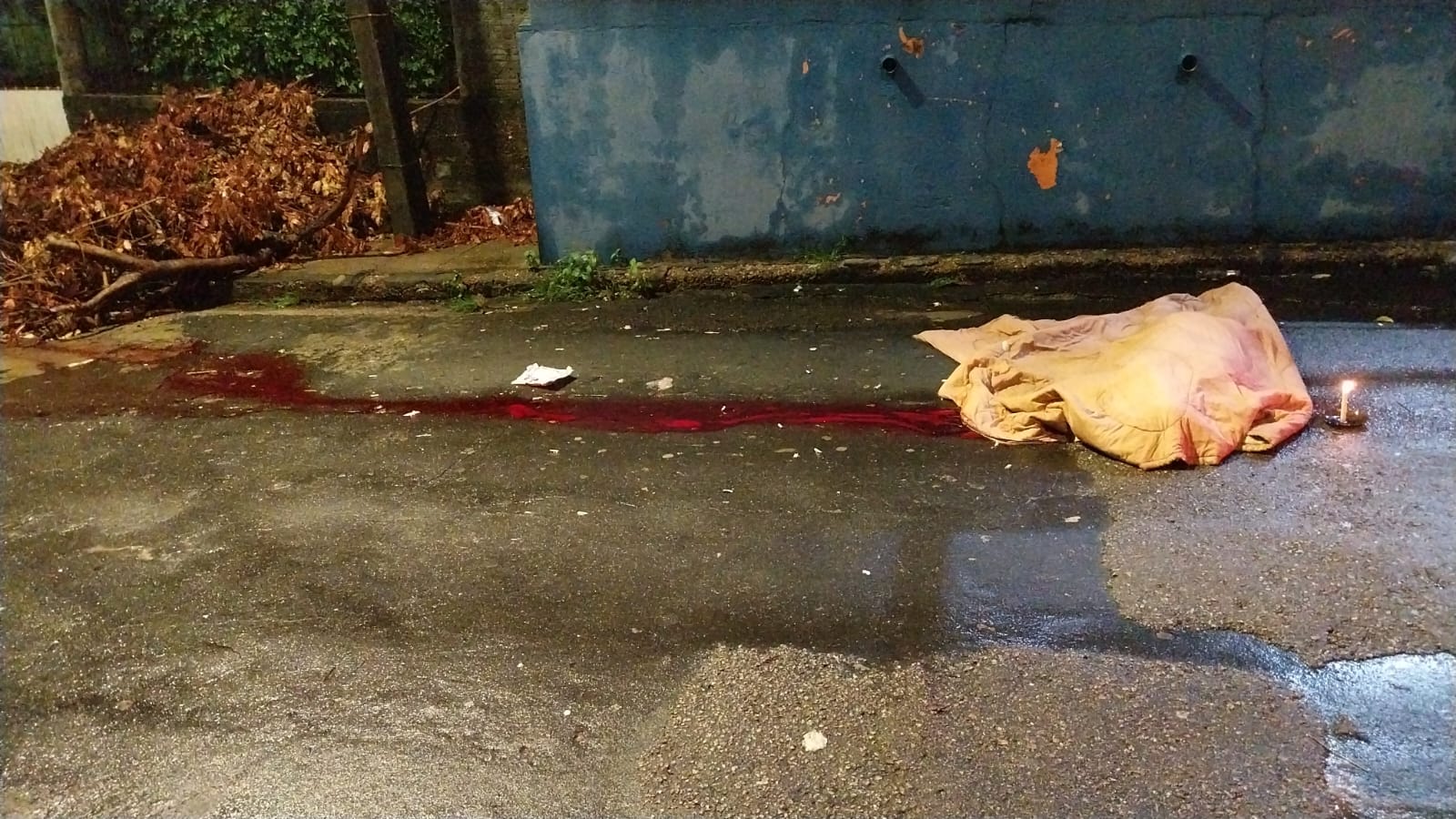 Homem é atacado pelas costas e morto com 8 facadas na frente de casa no Japiim