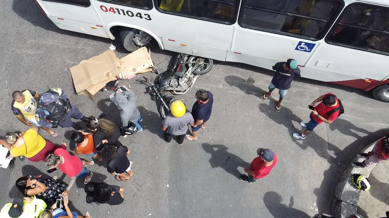 Mototaxista morre e passageira fica ferida em acidente com ônibus em Manaus