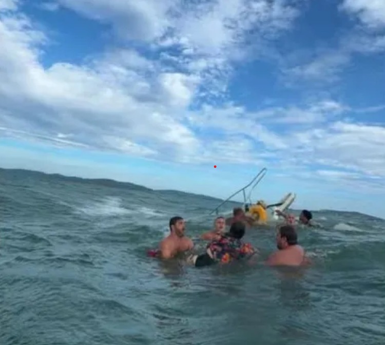 Lancha com 19 pessoas a bordo naufraga em Búzios