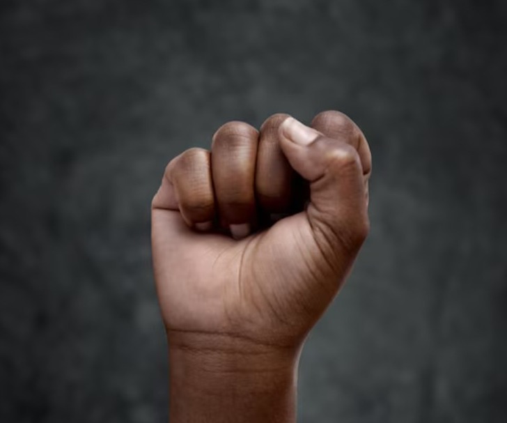 Injúria racial só vale para ofensas contra pessoas negras, decide STJ