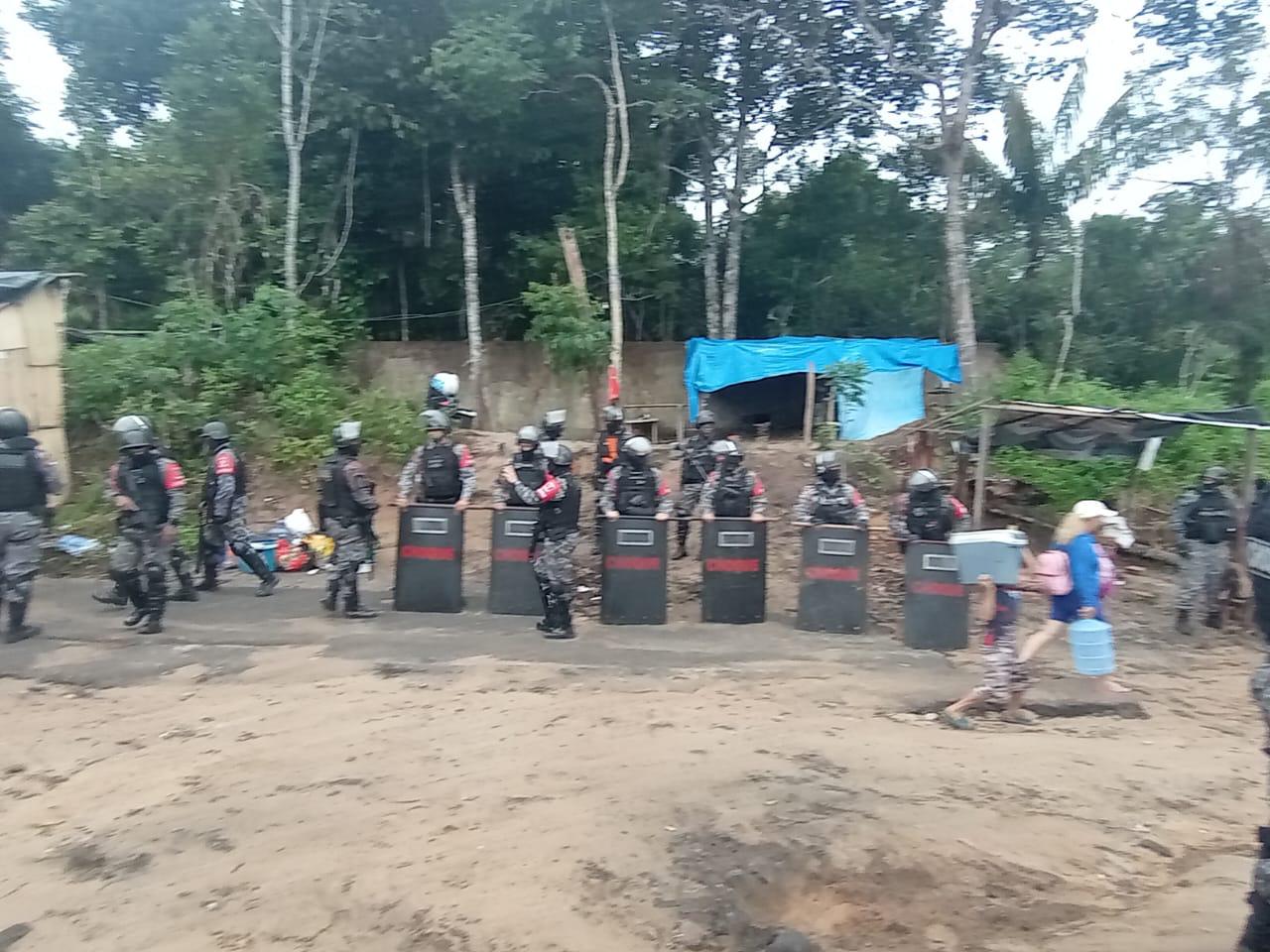 Operação de reintegração de posse desfaz invasão em área verde no Tarumã