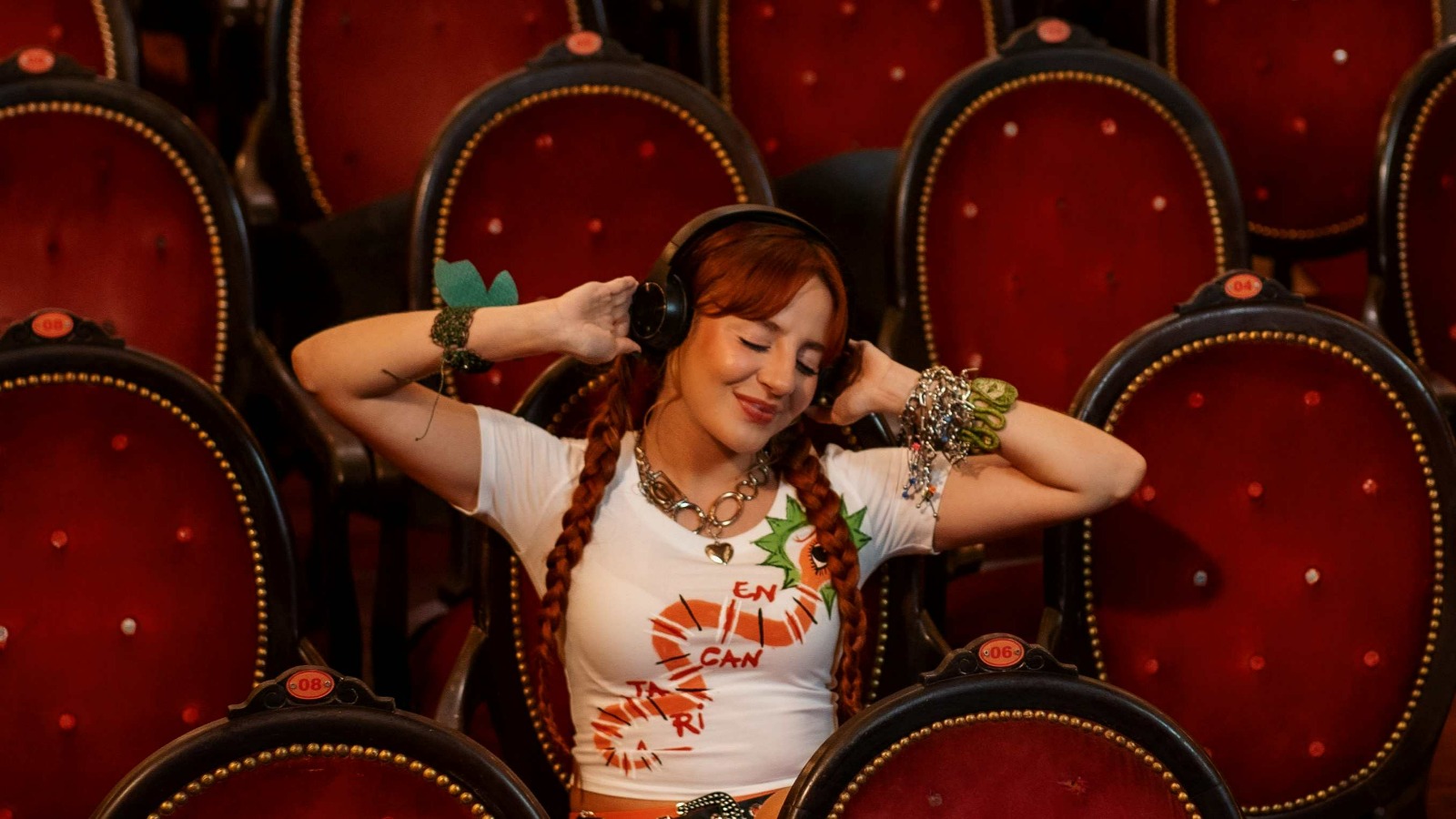 Cella Bártholo grava clipes no Amazonas para álbum "Efeito Borboleta"