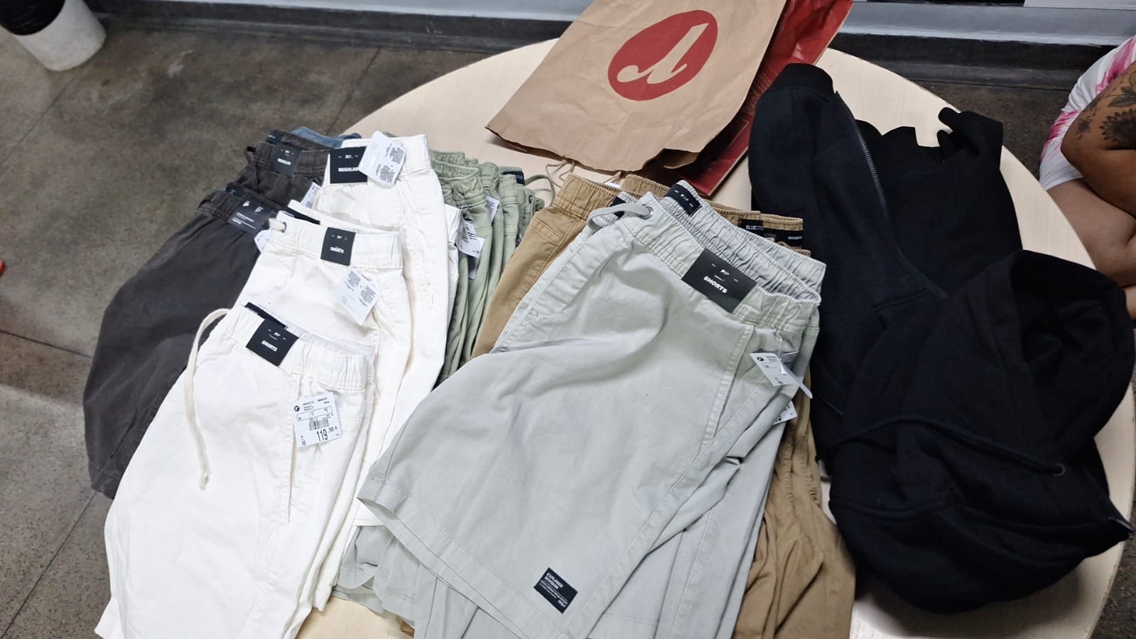 Casal é preso suspeito de roubar mais de R$ 3 mil em produtos de loja no Manauara Shopping