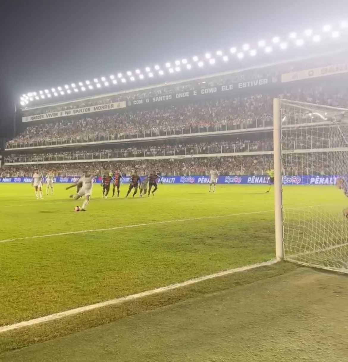 Santos abre o placar no primeiro tempo no jogo contra Botafogo-SP