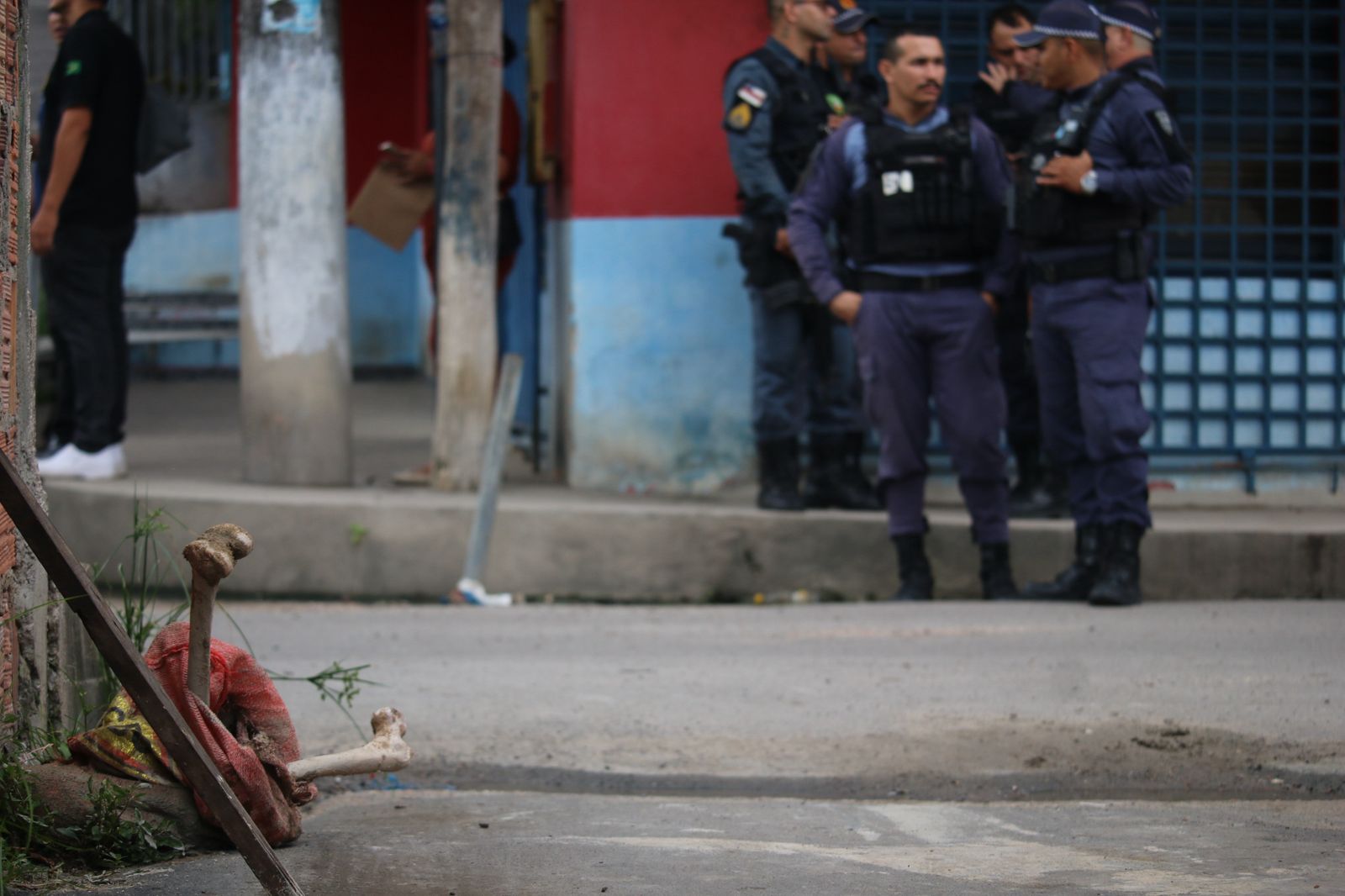 Fotos: Ossada humana encontrada em rua no Novo Aleixo