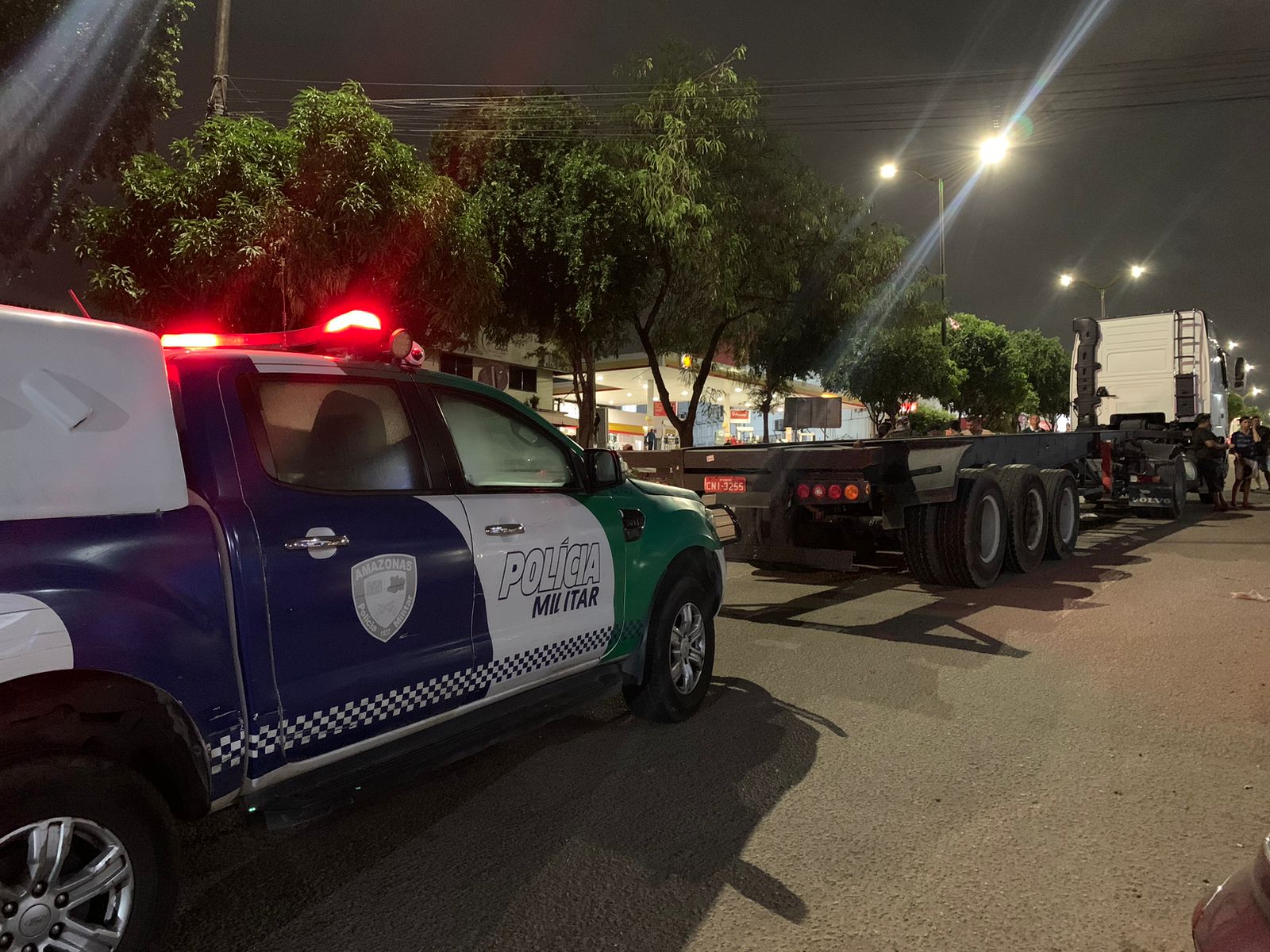 Carreta atropela ocupantes de moto em grave acidente na Ponte Rio Negro