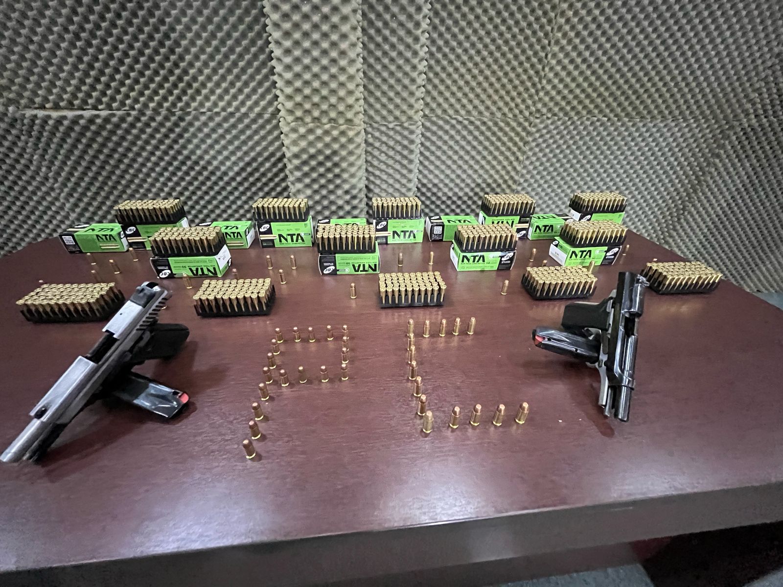 Membros de facção são presos com munições e armas enquanto se preparavam para matar rivais