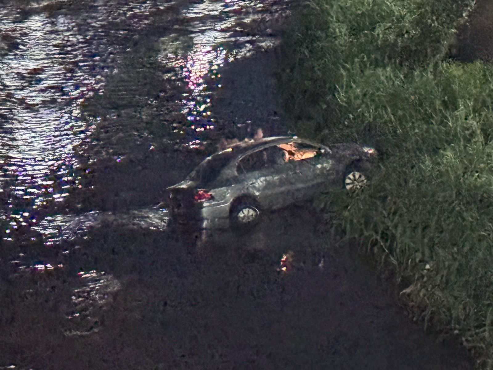Motorista perde controle e carro cai em igarapé em Manaus