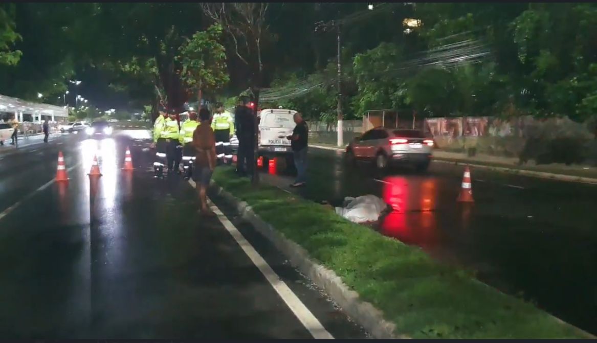 Influenciadora morre após ser atropelada duas vezes na Estrada da Ponta Negra