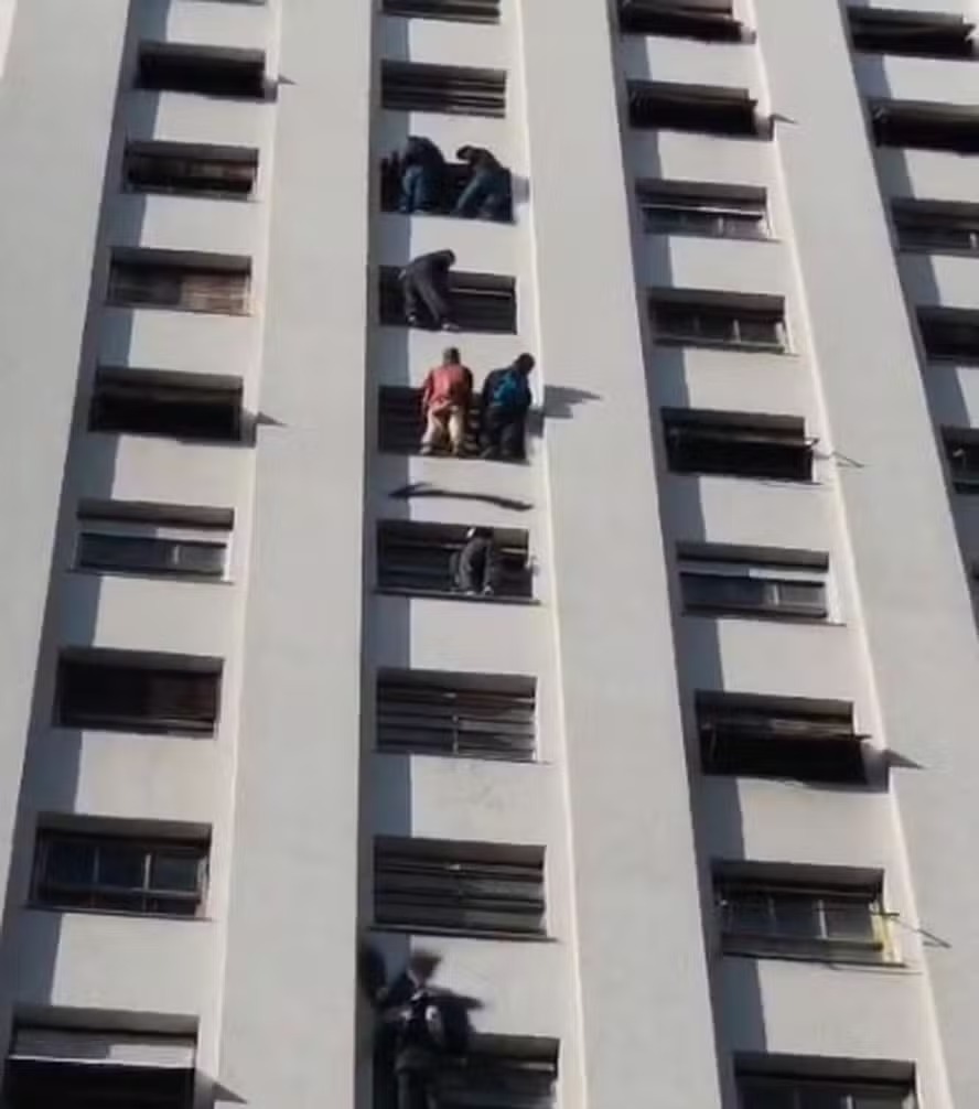 Pichadores se arriscam em prédio histórico e acabam 'resgatados' pela polícia
