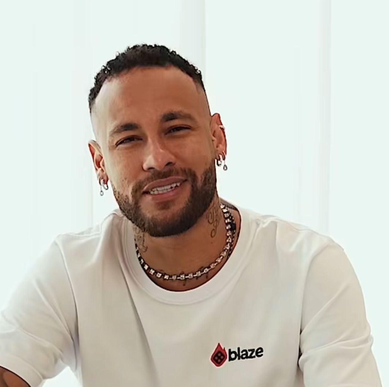 Neymar compra mansões para não ter vizinhos em Santos