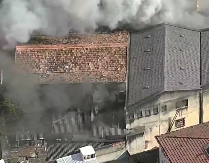 Incêndio em fábrica de fantasias deixa 21 feridos, sendo 10 em estado grave