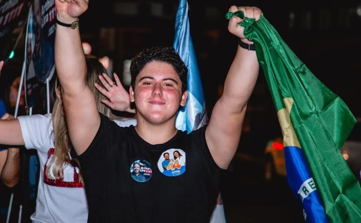 Aos 18, filho de Arthur Lira ganha cargo em prefeitura com salário de R$ 8 mil