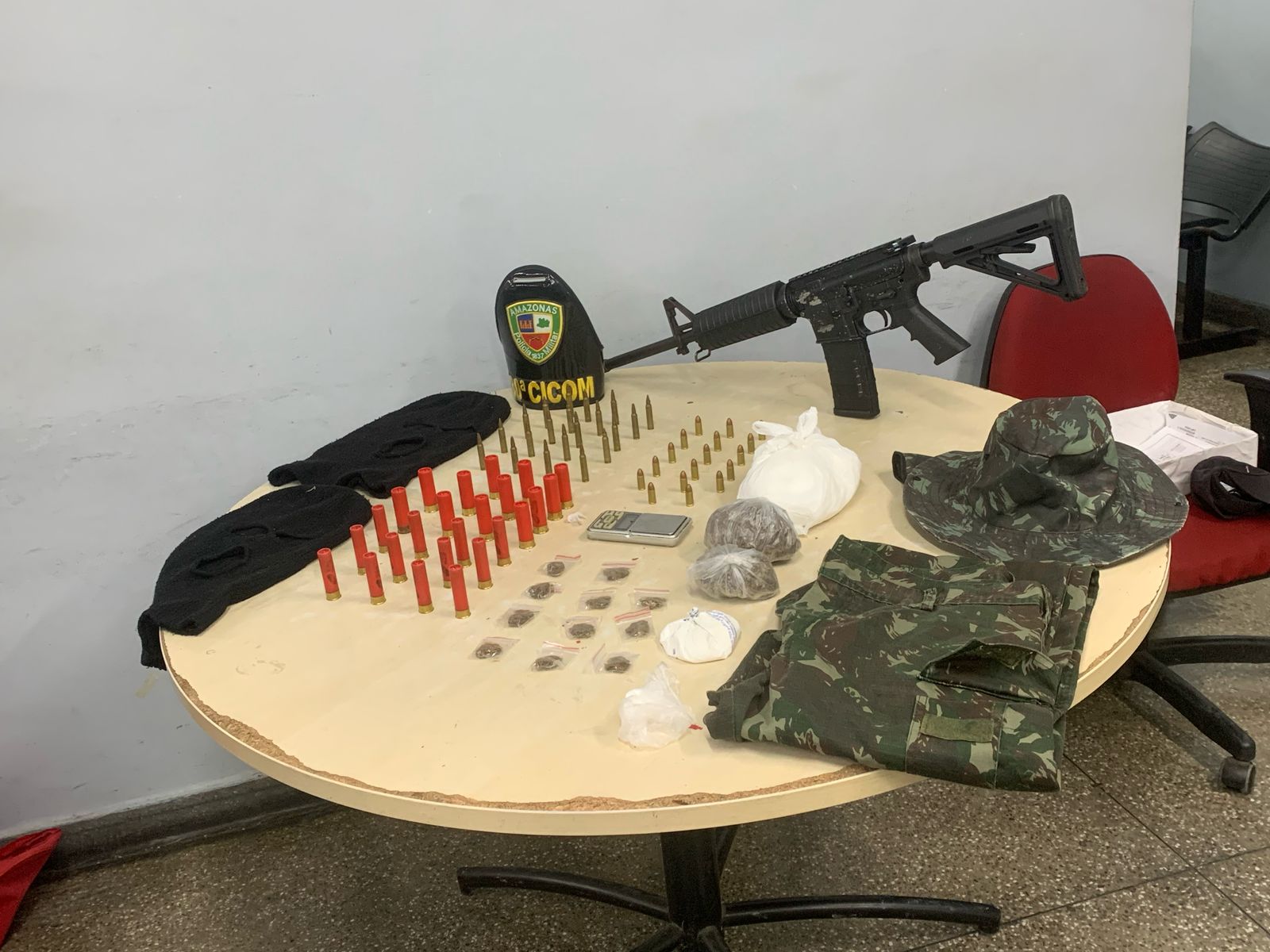 Esposa vai presa no lugar de conselheiro de facção após denúncia em Manaus