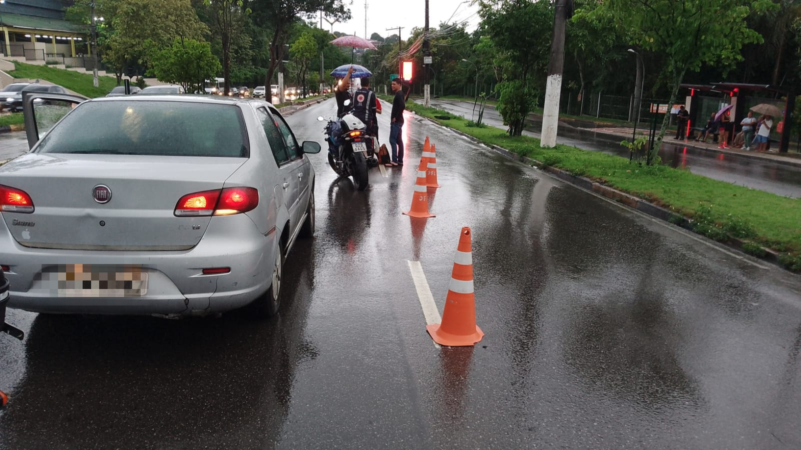 Avenida Rodrigo Otávio é parcialmente interditada após motociclista ser atropelado
