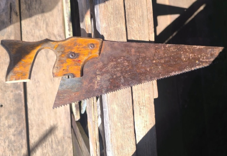 Tentativa de feminicídio: marido ataca companheira com serrote em Beruri