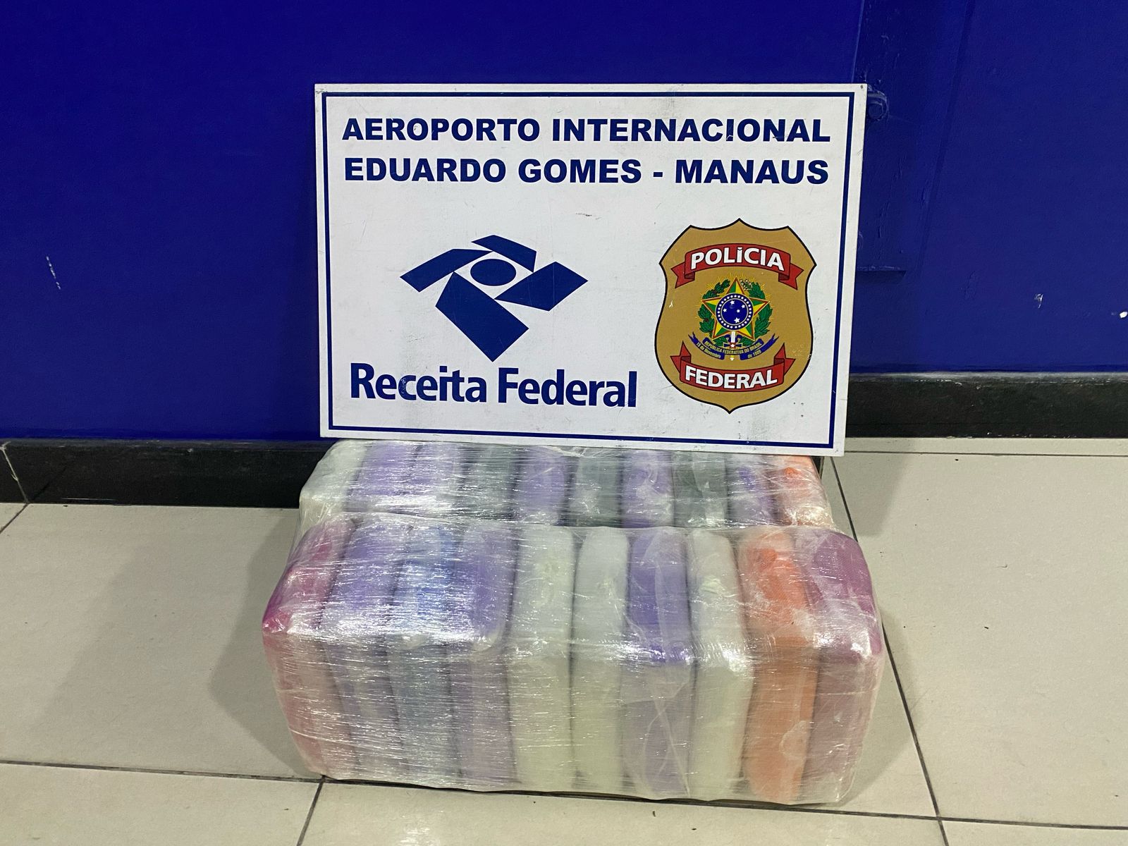 Mulher é presa dentro de avião em Manaus ao tentar levar 22 kg de 'supermaconha' para o RJ