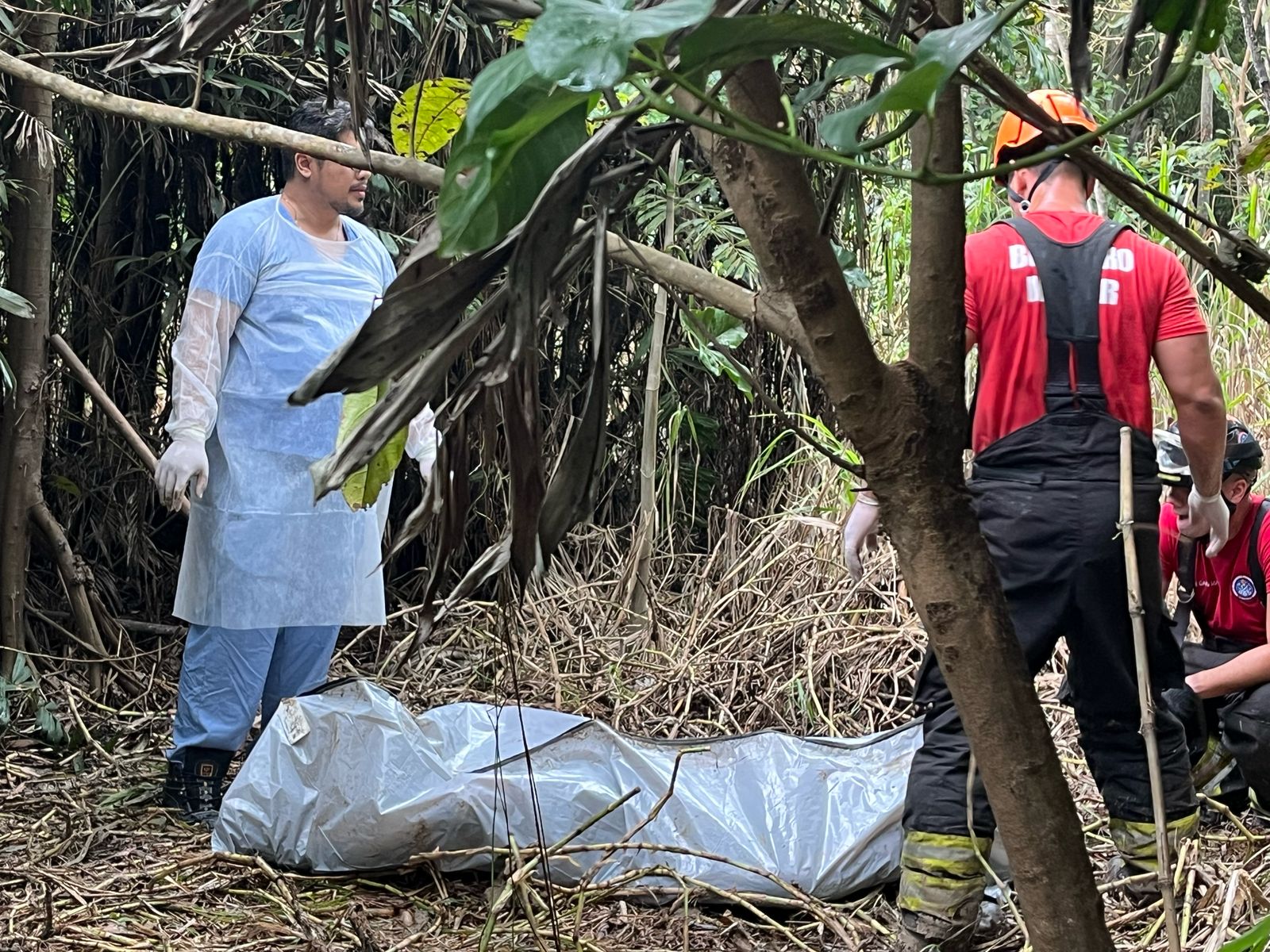 Pai encontra corpo de filho desaparecido em cova em ramal no Iranduba 