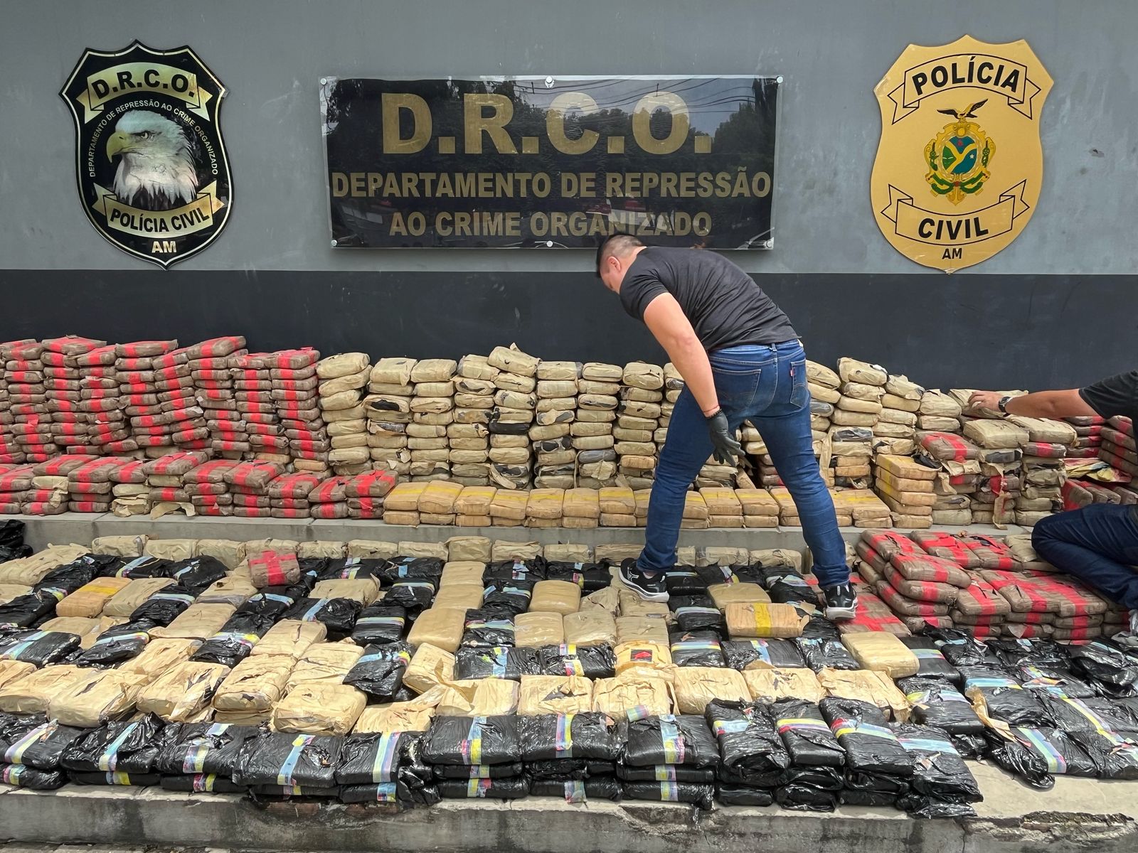 Colombiano é preso com mais de 1 tonelada de droga enterrada em mata no Amazonas