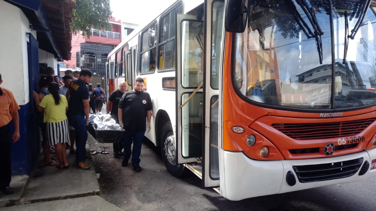 Passageiro morre dentro de ônibus a caminho do trabalho no São Lázaro