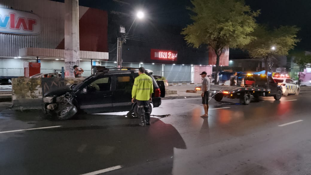 Motorista fica ferido ao colidir com mureta de proteção na Av. Grande Circular