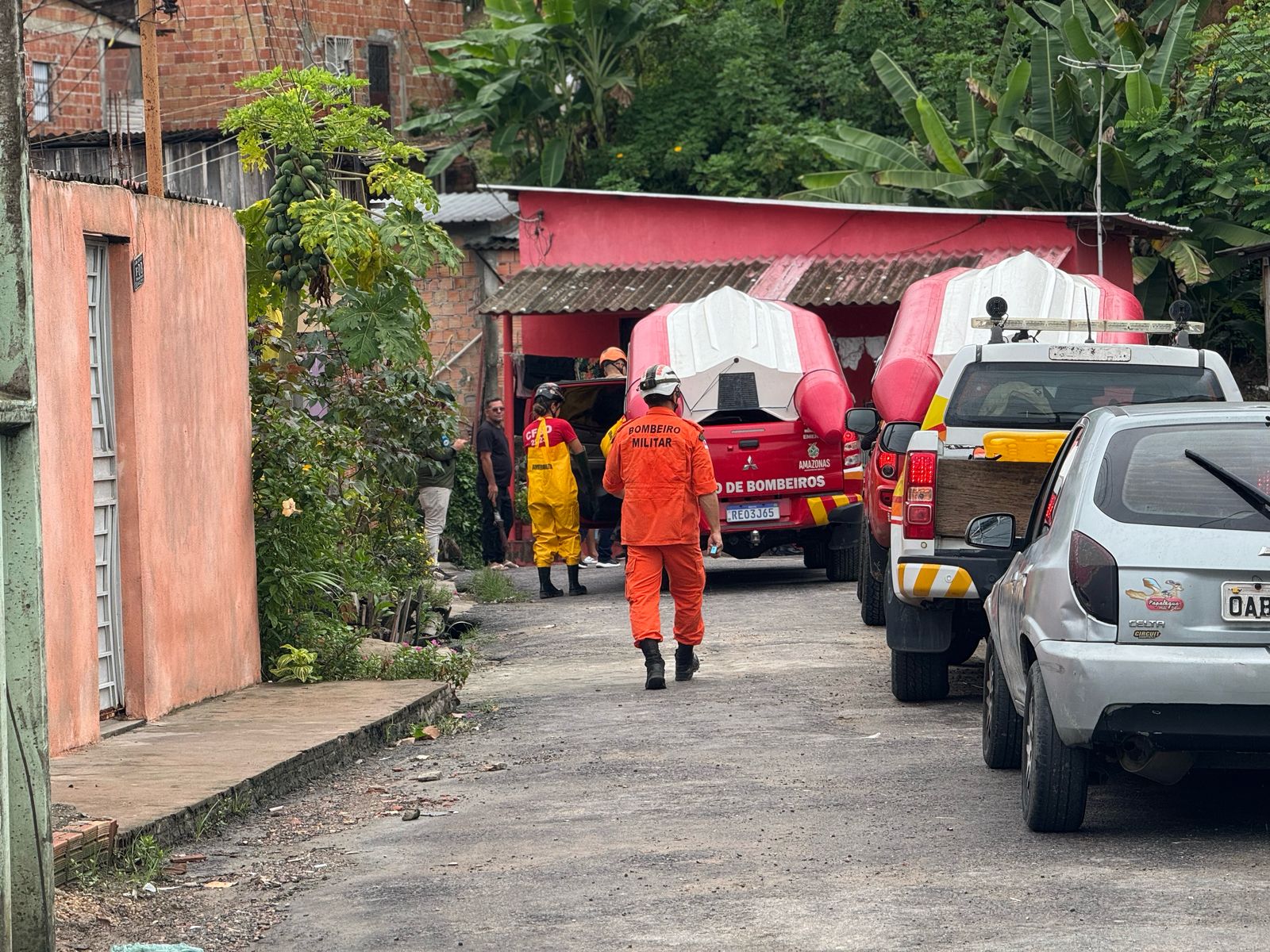 Bombeiros retomam buscas por homem que desapareceu em igarapé no Zumbi