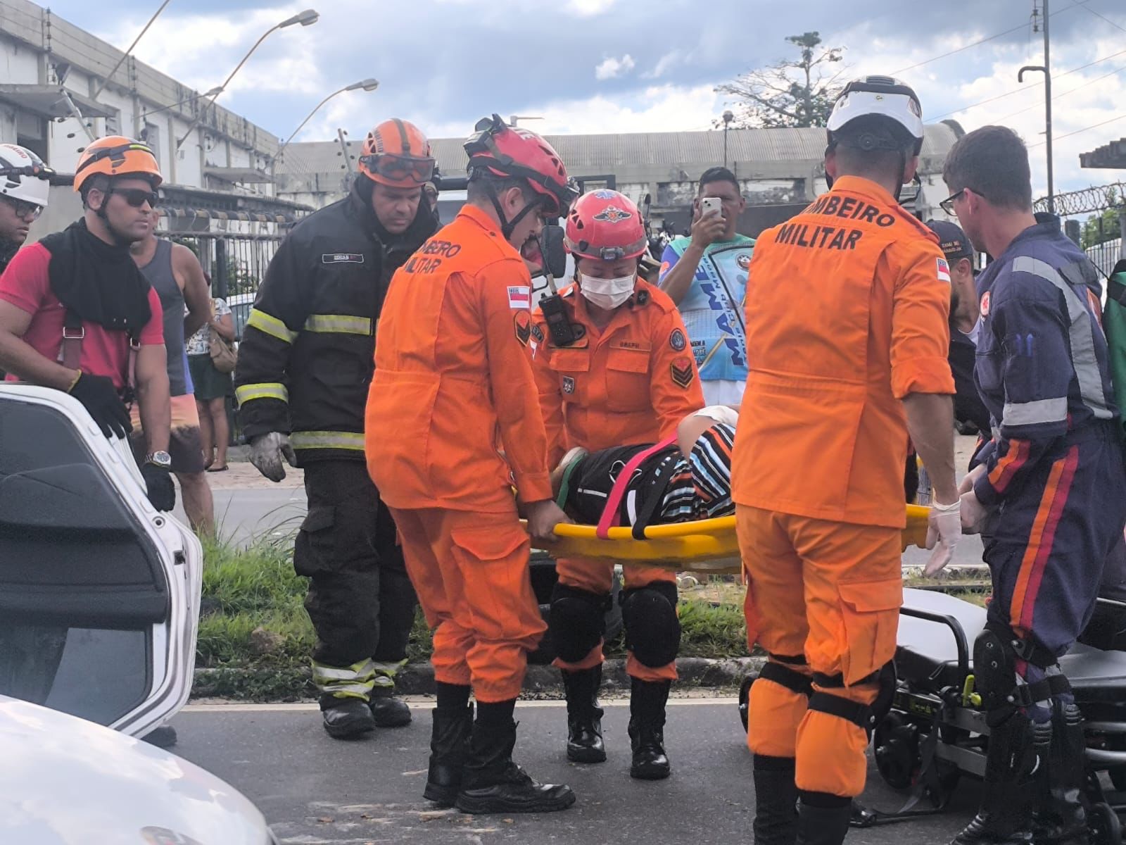 Capotamento no Coroado deixa motorista preso nas ferragens