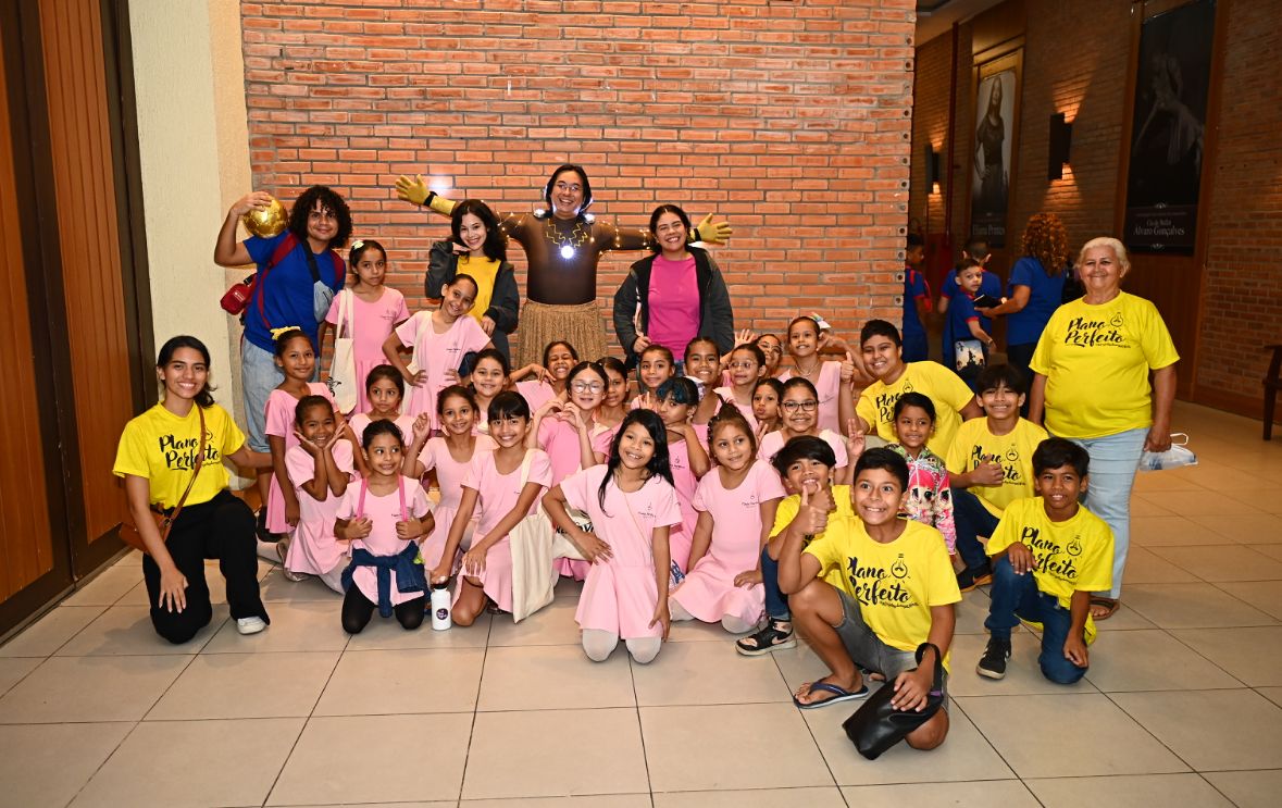 Projeto 'A Escola Vai ao Teatro' leva magia e aprendizado para milhares de crianças em Manaus