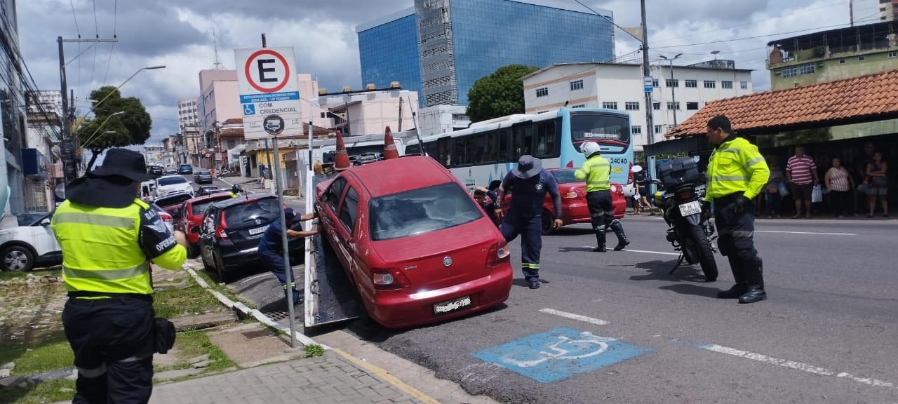 Carros são removidos e multas aplicadas no Centro de Manaus em operação de trânsito
