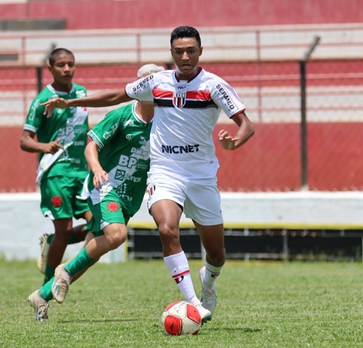 Pedro Severino, atacante emprestado para o Bragantino, segue em estado grave