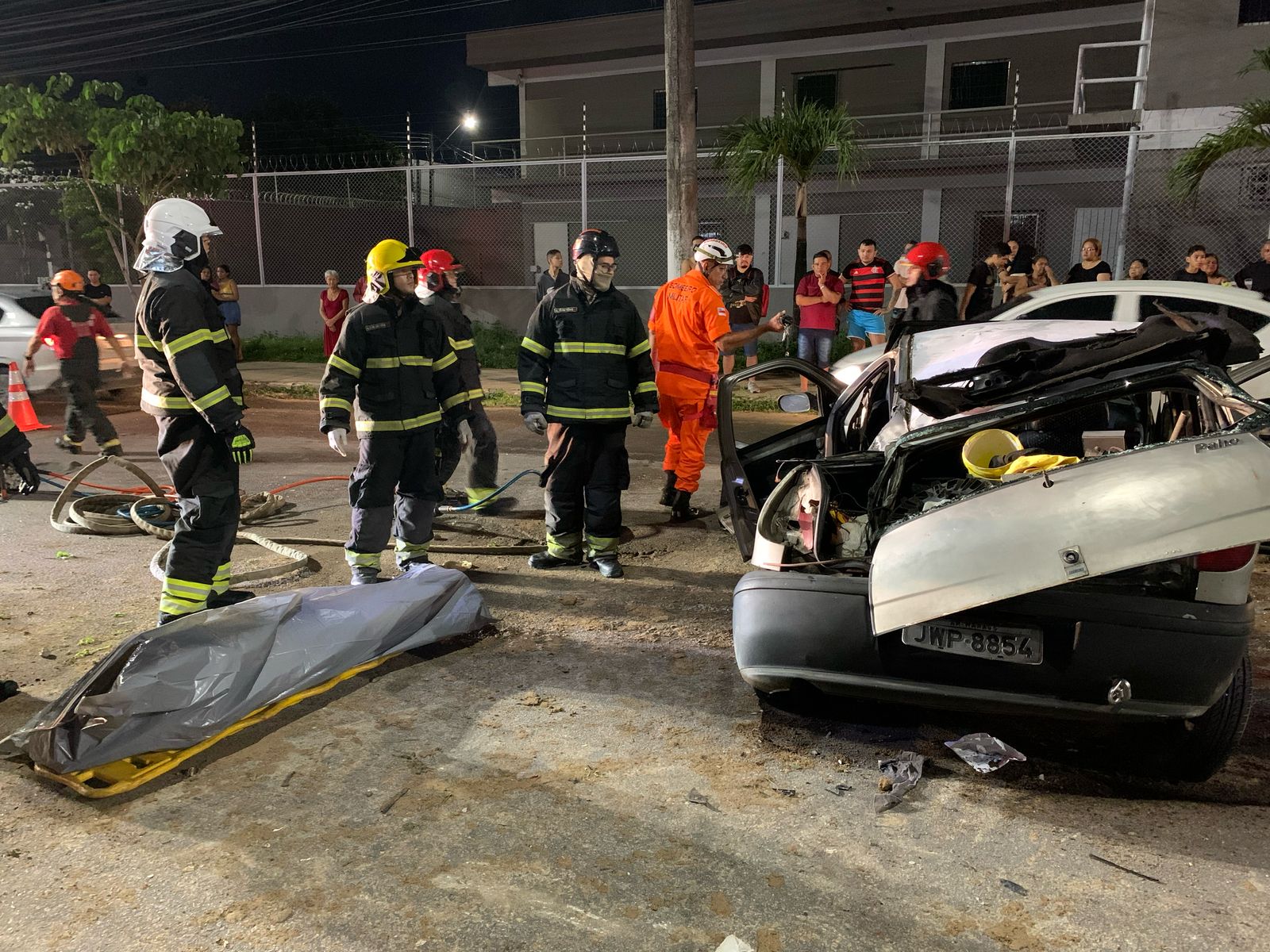 Passageiro morre após capotamento de carro em Manaus
