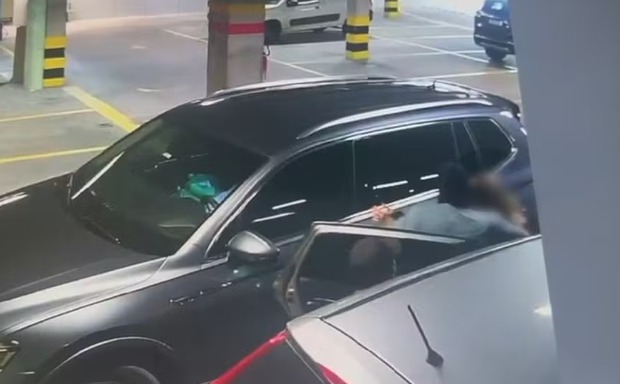 Mulher sequestrada revela ameaças dos criminosos: "se errar a senha, meto bala"