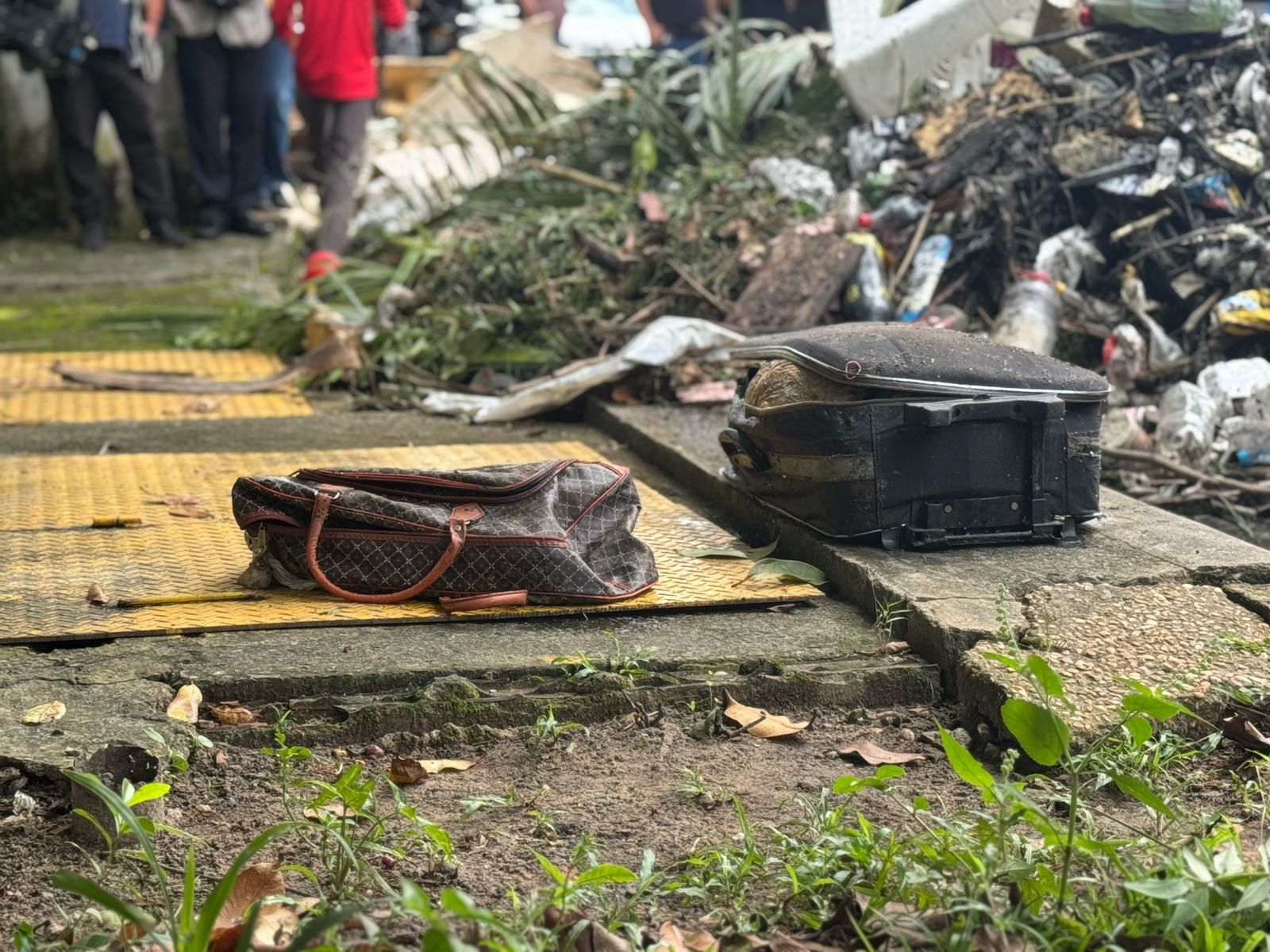 Garis encontram homem esquartejado dentro de malas em igarapé em Flores