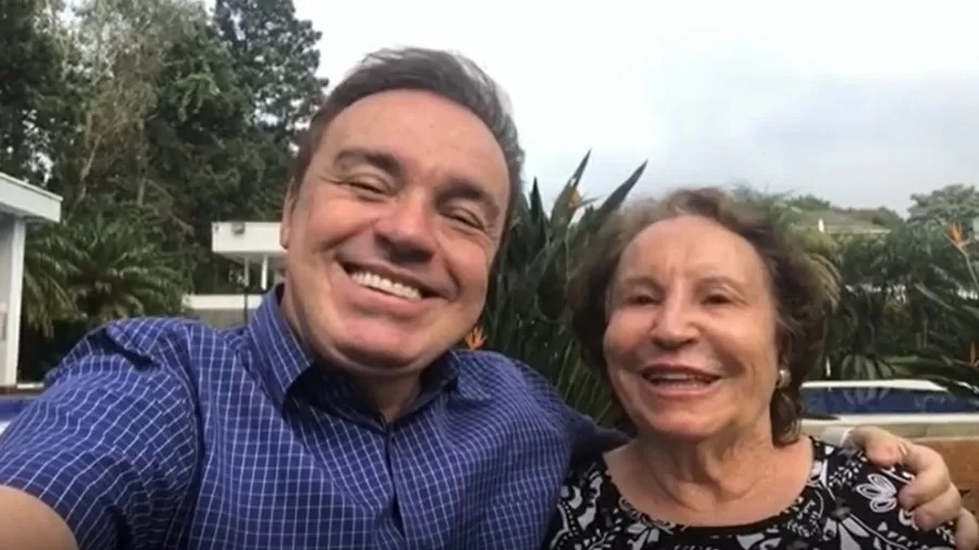 Mãe de Gugu é internada com suspeita de AVC aos 95 anos