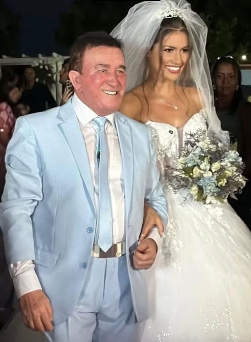 Amado Batista se casa no religioso com miss Calita Franciele; veja fotos 