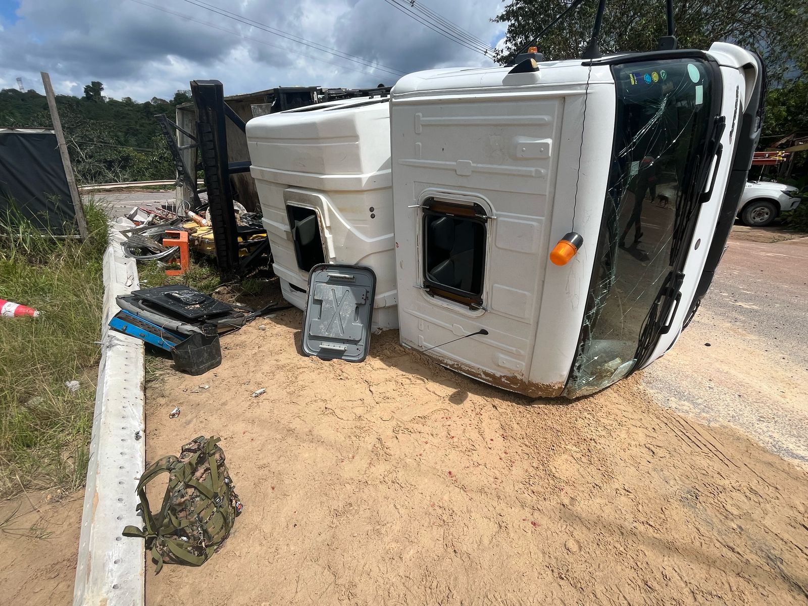 Funcionários da Amazonas Energia ficam feridos em grave acidente entre carreta e caminhão